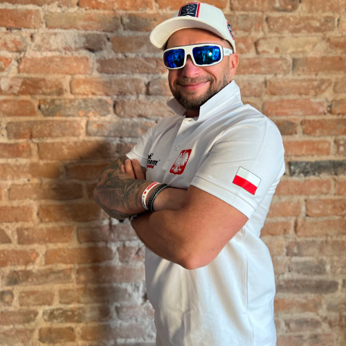 Biała koszulka polo męska Sztorm Crew z logo na piersi – widok z przodu