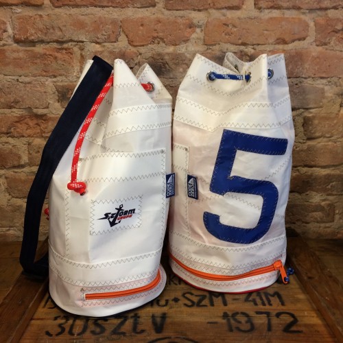 Struktura materiału żaglowego i logo Sztorm Grupa na worku Code Zero