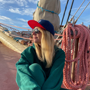 Granatowa czapka z daszkiem SztormCap